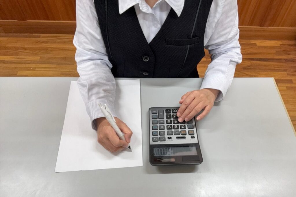 電卓で消費税の納付税額を計算する経理担当者