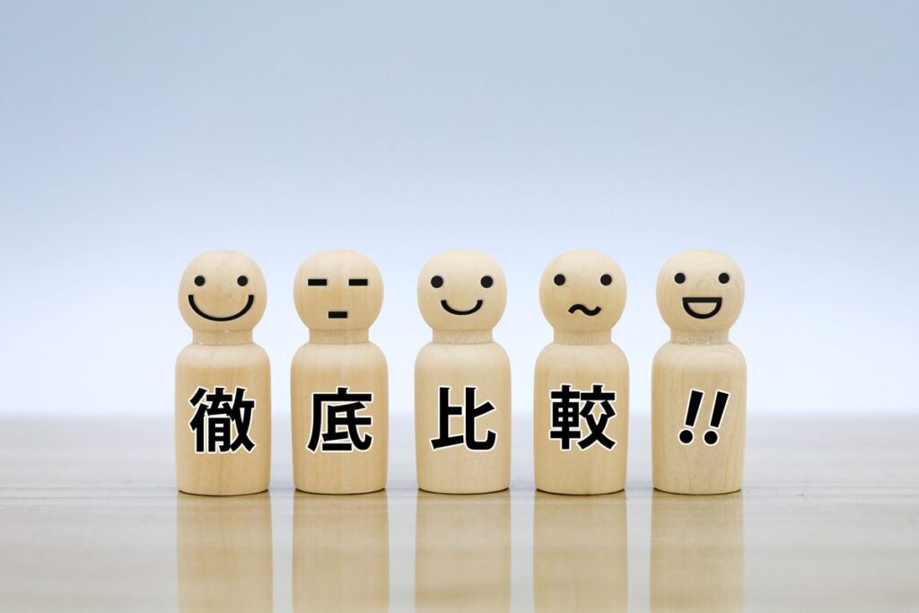 「徹底比較」の文字が書かれた人形