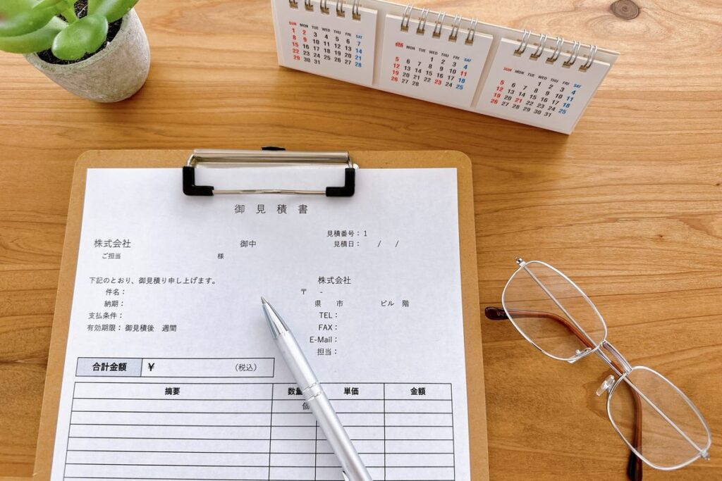 収益認識基準に沿って契約書を確認するイメージ