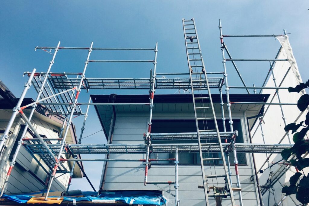 建設中の工事現場の足場