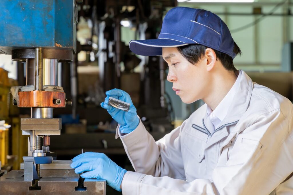 工場で作業する製造スタッフ