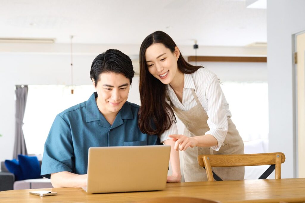 パソコンで在庫データを確認する経理担当者