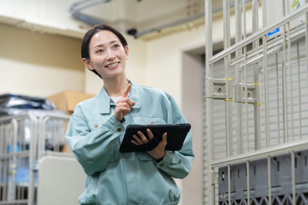 タブレットで在庫を確認する作業員