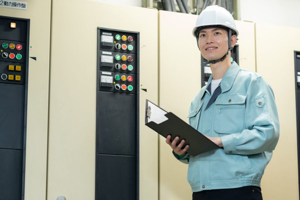 工場の設備を点検する作業員