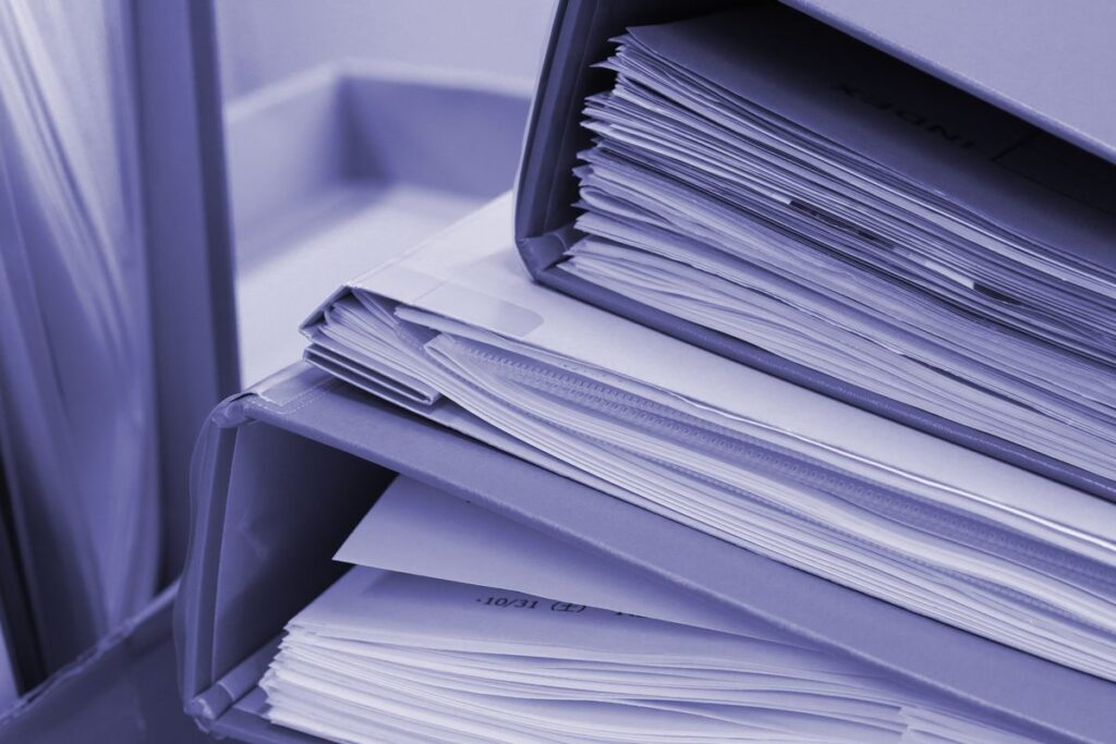 積み重なった開示書類のファイル