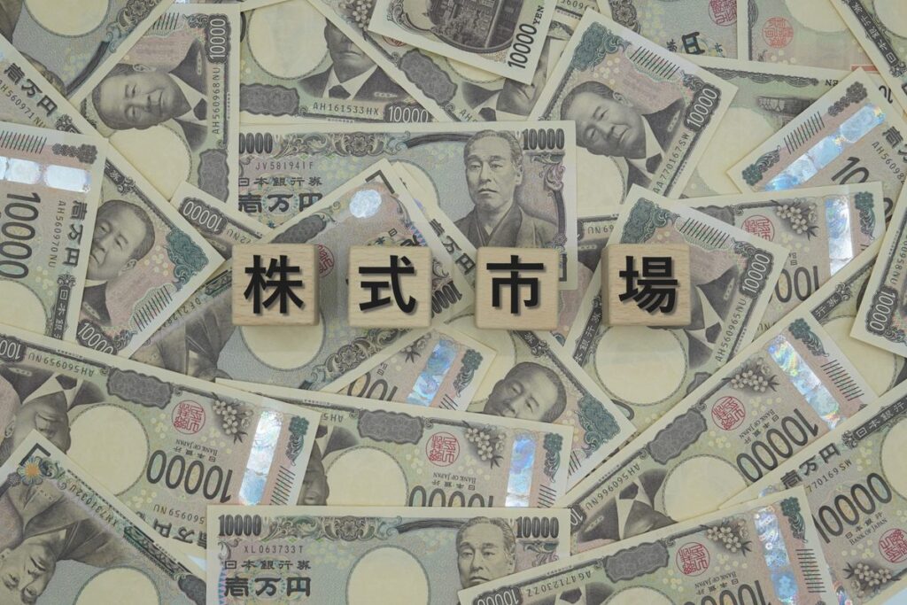 株式市場の文字の積み木と紙幣