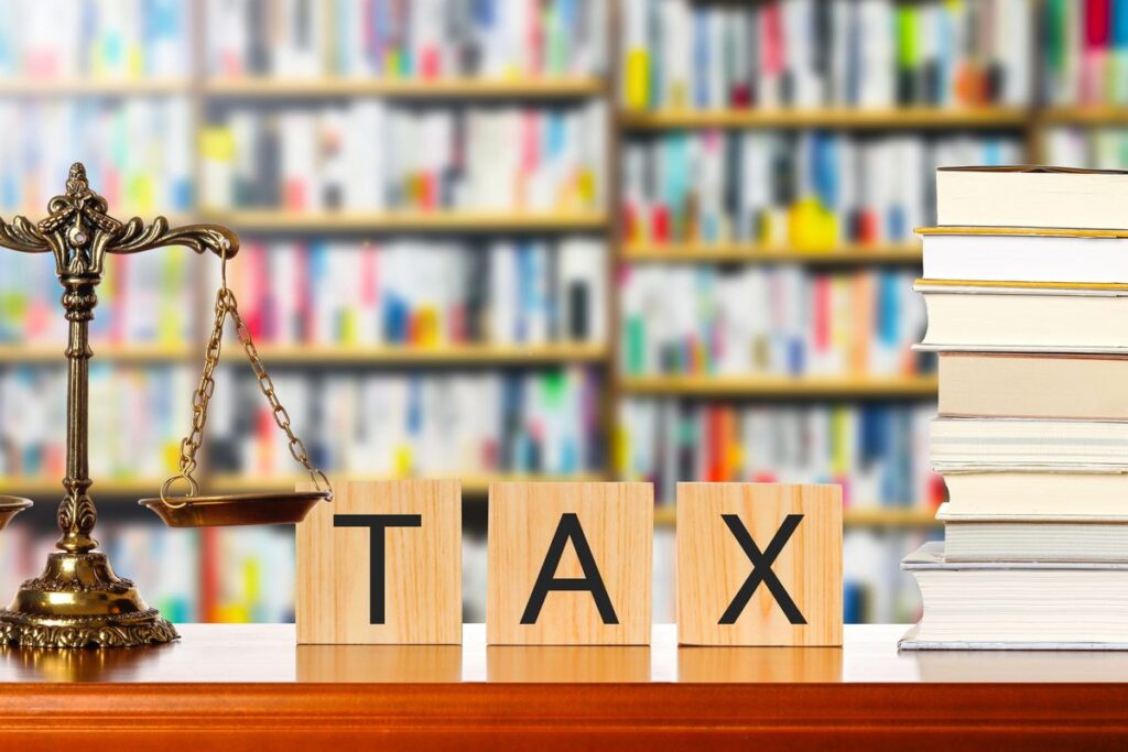 天秤と「TAX」の文字ブロック
