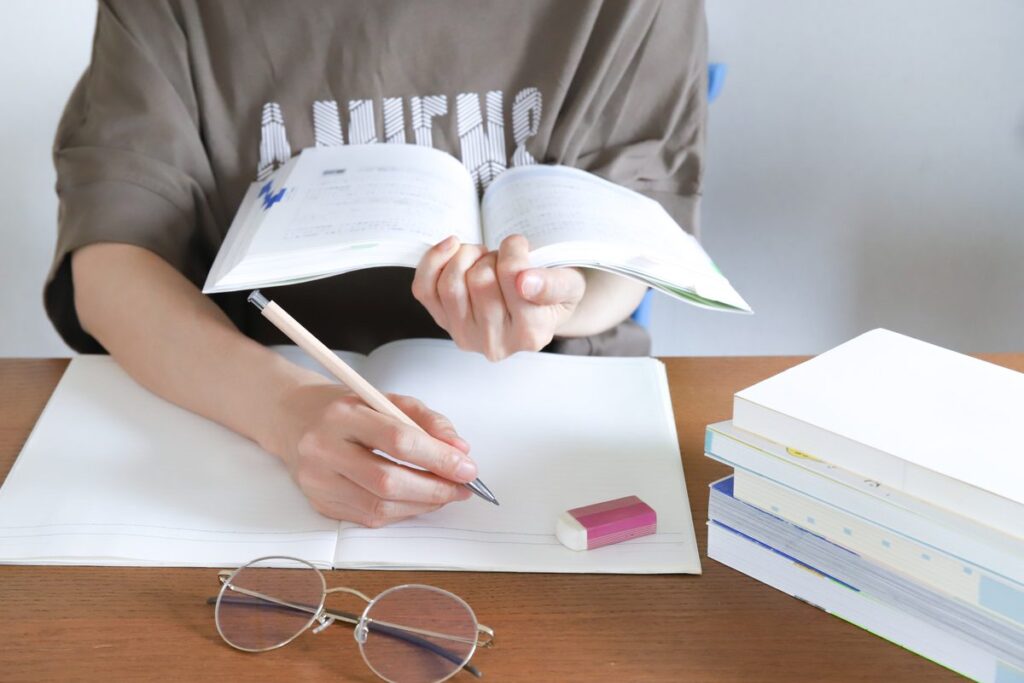 参考書を開いて勉強する様子