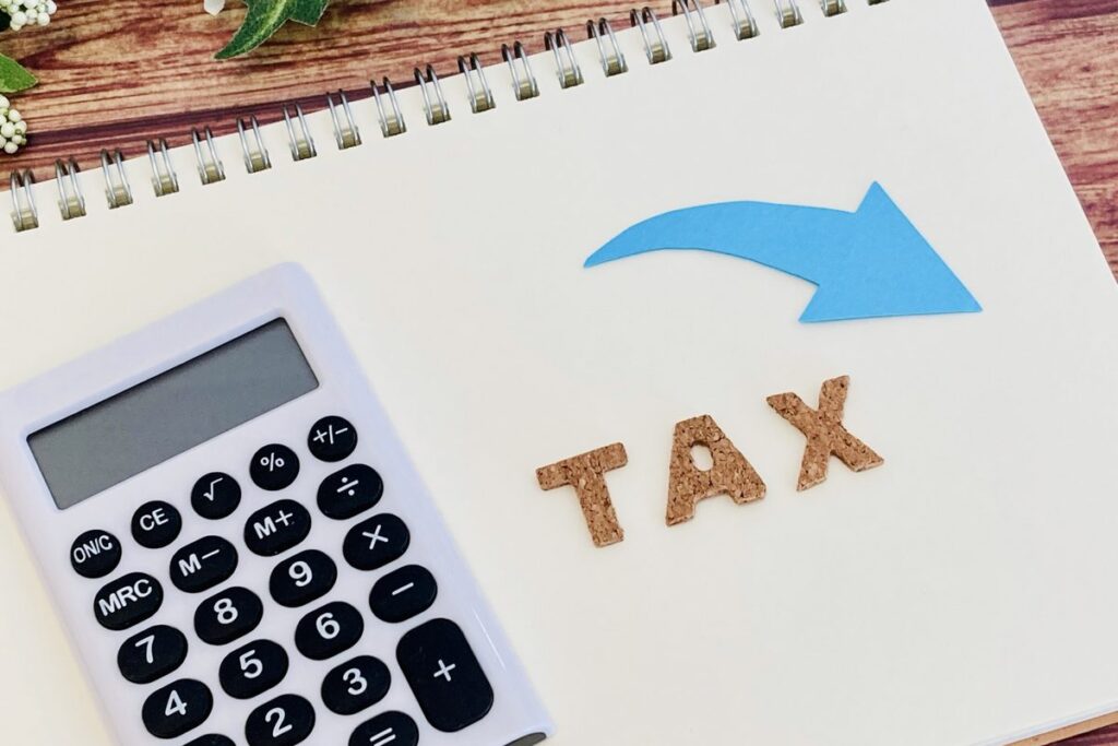 「TAX」の文字と電卓・ノート